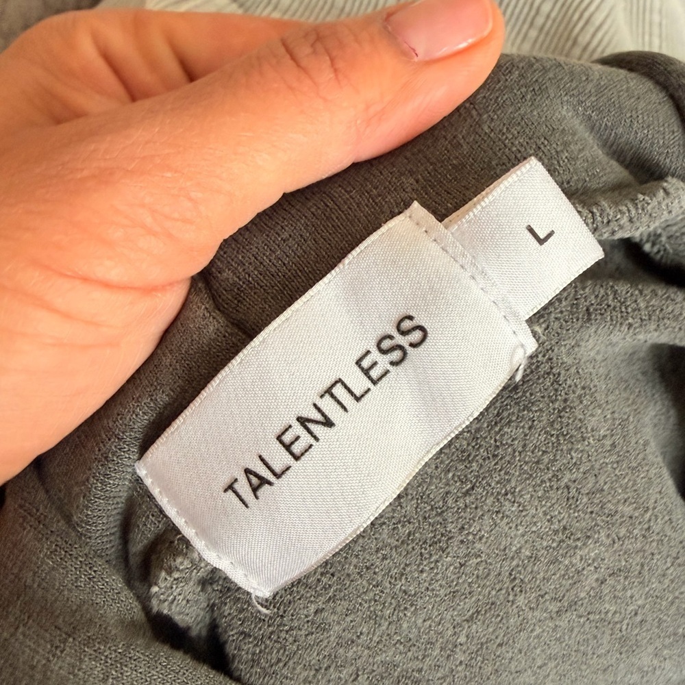 TALENTLESS Smocked Waistband Gray
Cropped Boxing Hoodie Sz L - Picture 6 of 6